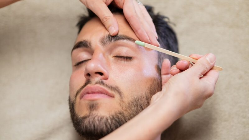 Armonía Facial Descubre por Qué un Curso de Diseño de Cejas es Esencial en el Mundo de la Belleza Imagen 1