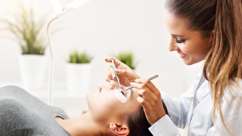 Cómo un Curso Inicial de Extensiones Puede Transformar tu Carrera en la Belleza Imagen 4