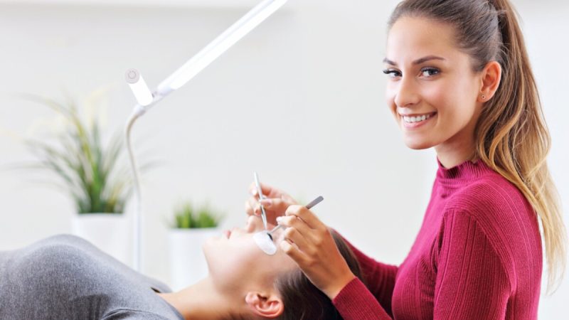 Cómo un Curso Inicial de Extensiones Puede Transformar tu Carrera en la Belleza - imagen 1