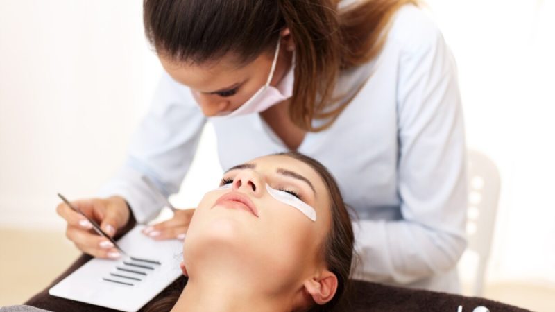 Descubre el Poder Transformador 5 Razones para Hacer Cursos de Belleza Imagen 1