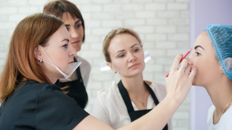 Descubre el Poder Transformador 5 Razones para Hacer Cursos de Belleza Imagen 3