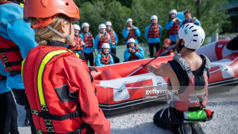 Instrutor de rafting ensinando como fazer rafting no rio.